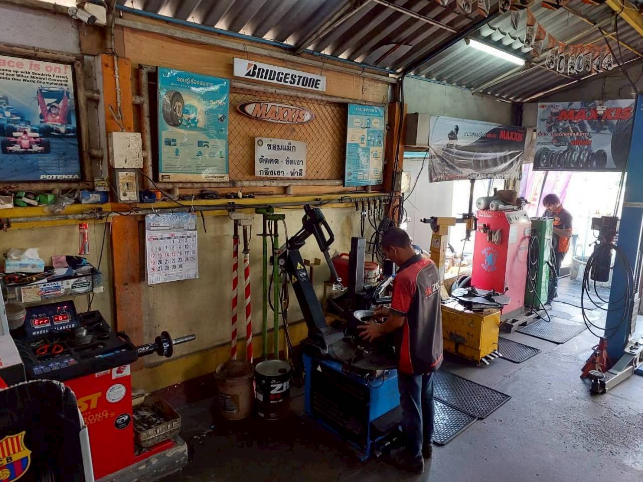 ช่างของเราปฏิบัติงานอย่างระมัดระวัง