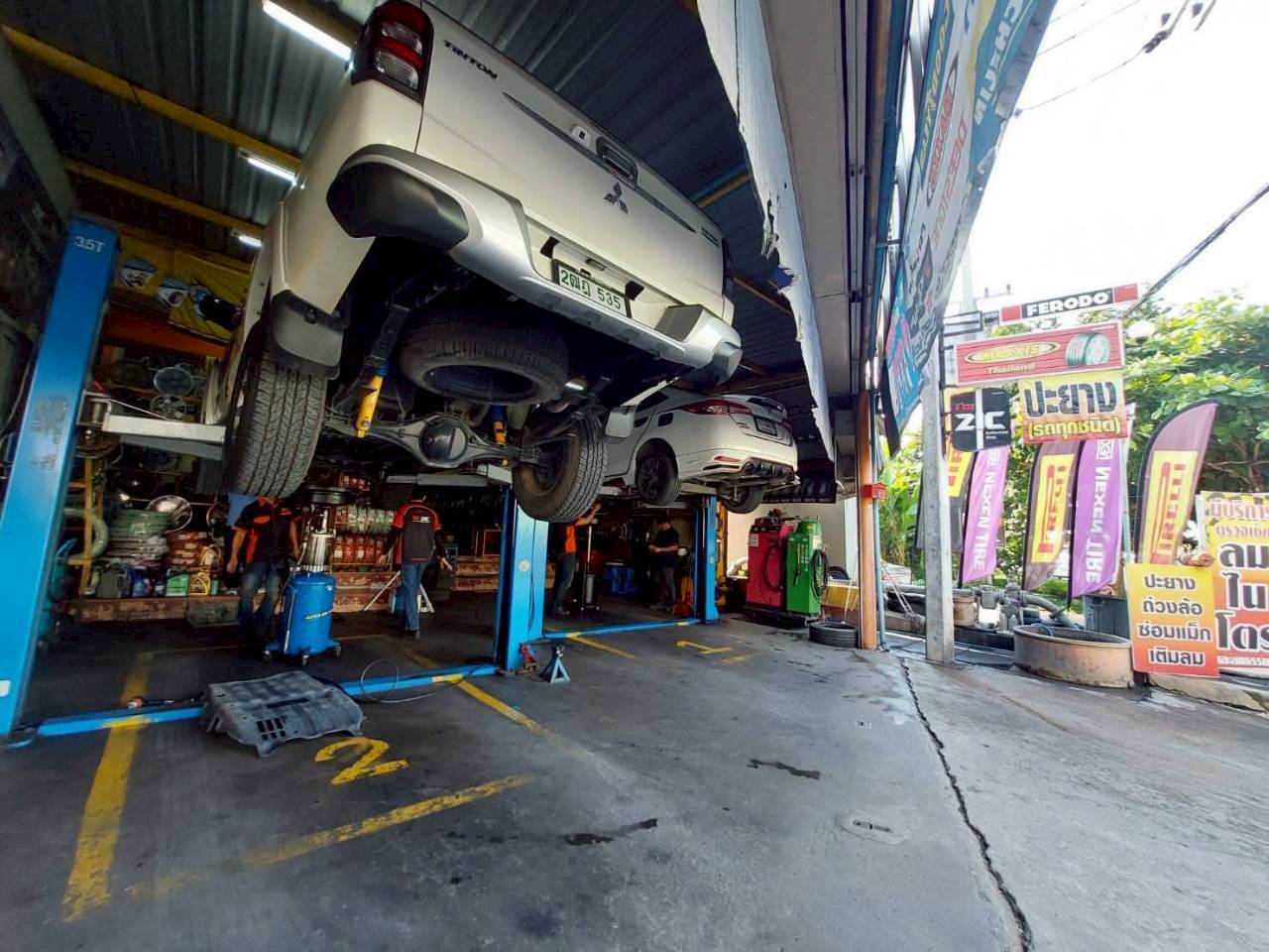 บรรยากาศการให้บริการที่หน้าร้าน